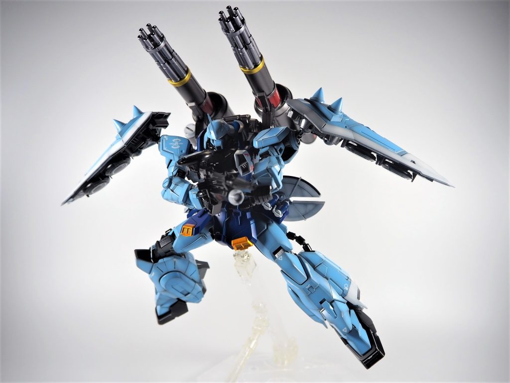 可動域が広く、両手持ちも可能しかし、MGザフトフレームの欠点の軸関節への負荷の強さから破損リスクがあるのが怖い所ちなみに撮影中に肩がねじ切れたので真鍮線で補修、補強を行ってます
