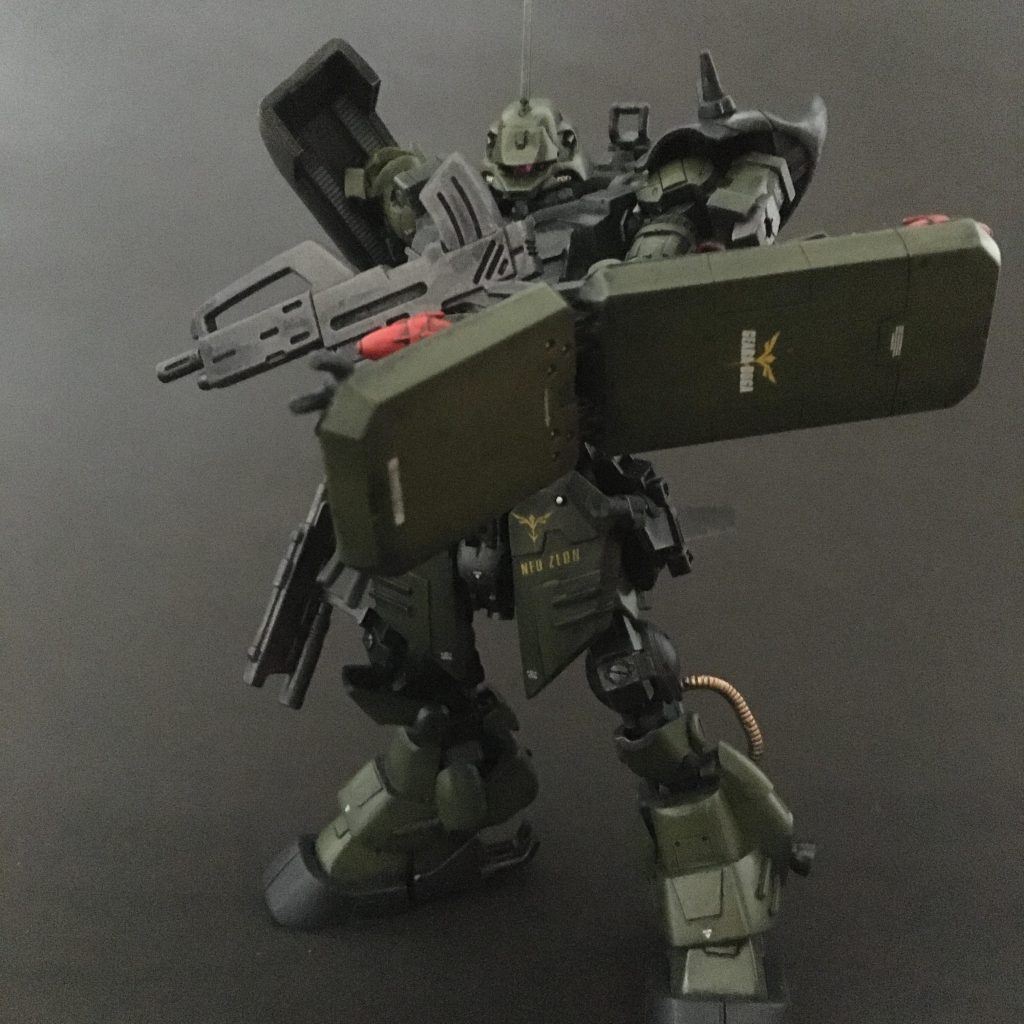 てな感じで苦戦しつつも、完成してみると、なかなかスタイリッシュなギラドーガに仕上がったと思います。