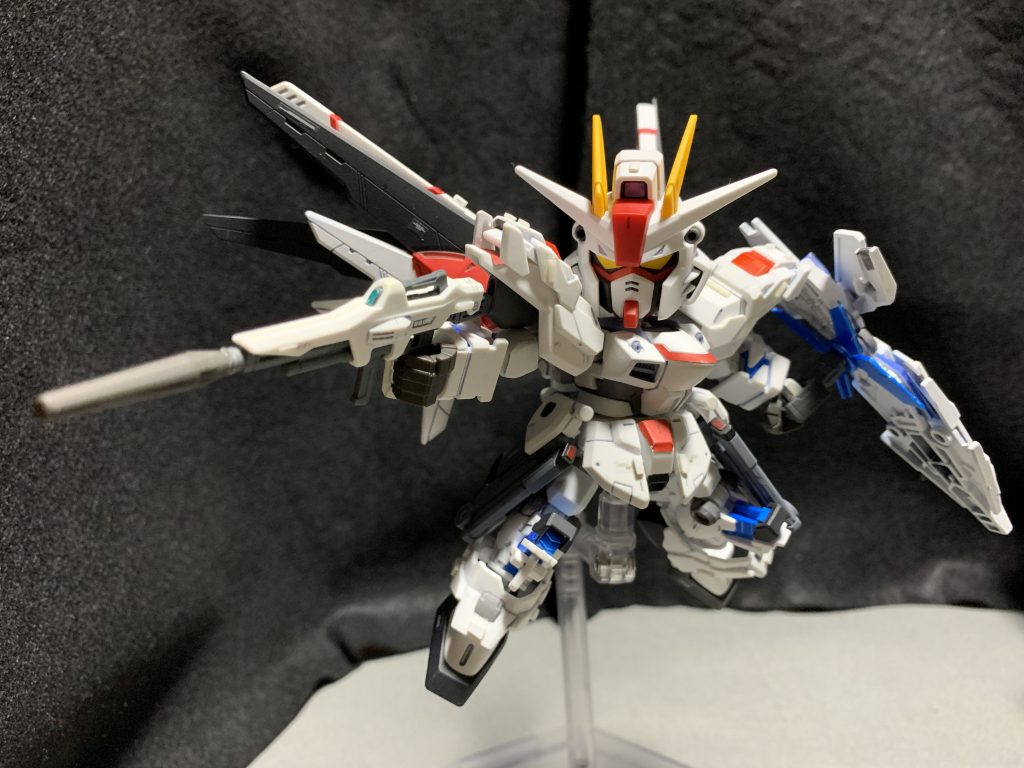 ヴァイスフリーダムはライフルは改良型を装備。HGUCガンダムF91のビームライフルにSDユニコーンガンダムのビームマグナムのバレルを接着。連射性と威力を高めました。