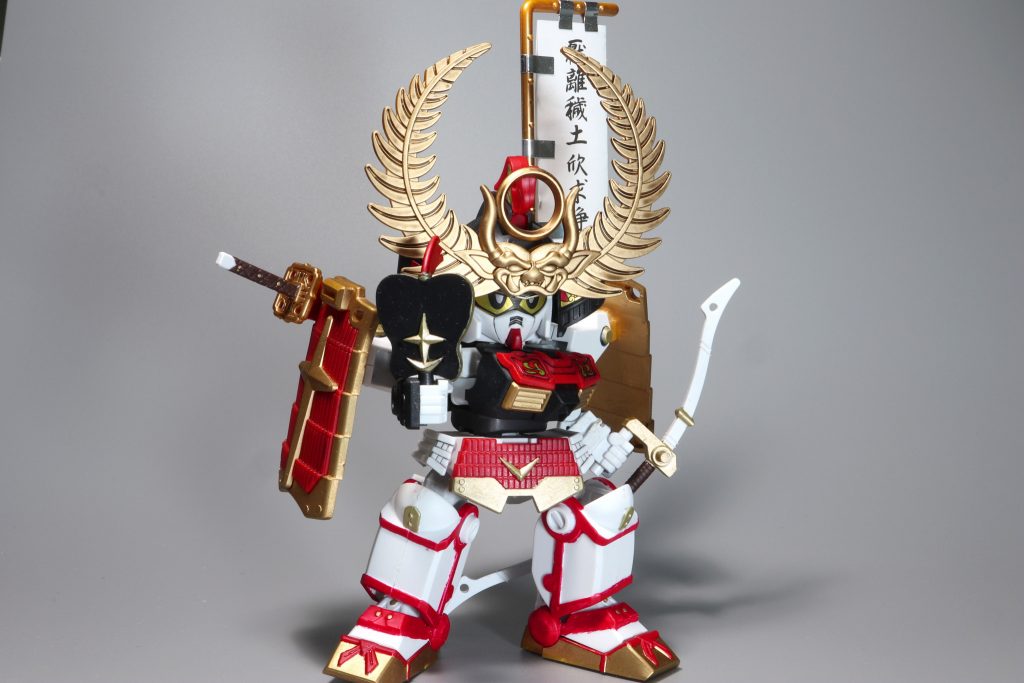 全身図最新キットである信長エピオンと並べても遜色無い様、CSフレームを組み込んでプロポーションを変えています。その結果かなり等身が大きくなってしまいました笑流石にSDフレームで良かったかなと思います。