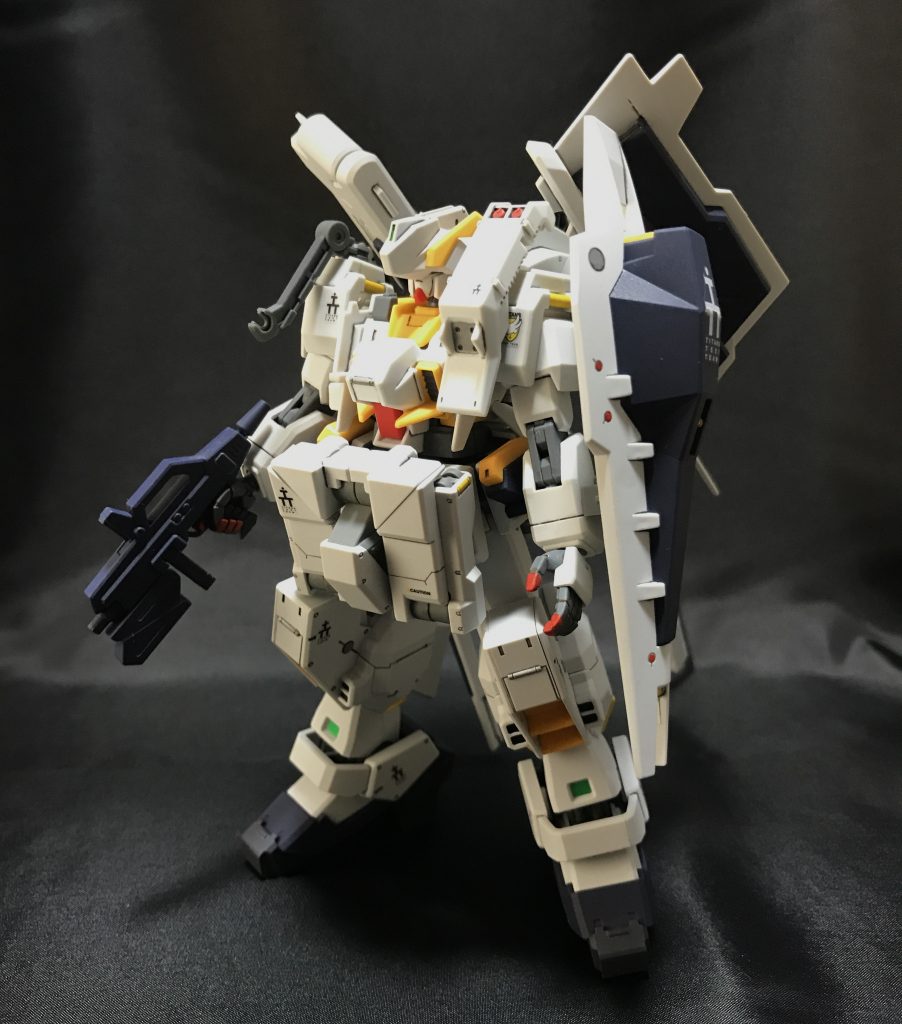 全体を正面からヘイズルアウスラのバックパックをフルドドに交換した物になります。バックパックの為にキット一つ買うのがもったいゲフンゲフン…フルドドのウイング(?)でアウスラのシルエットに近づけました。良い感じになりましたね。