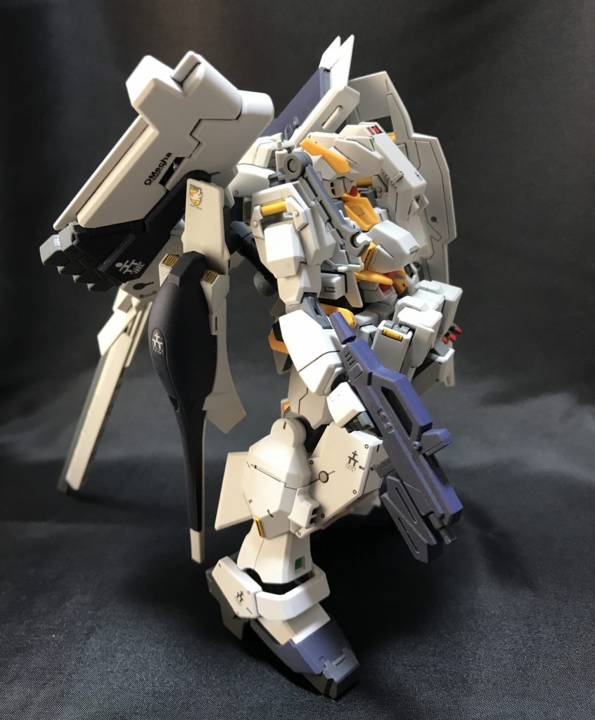 全体を横から背負い物が重くて、立たせるとどうしてもエビ反りになります。全体に煩くない程度にデカールを貼りました。