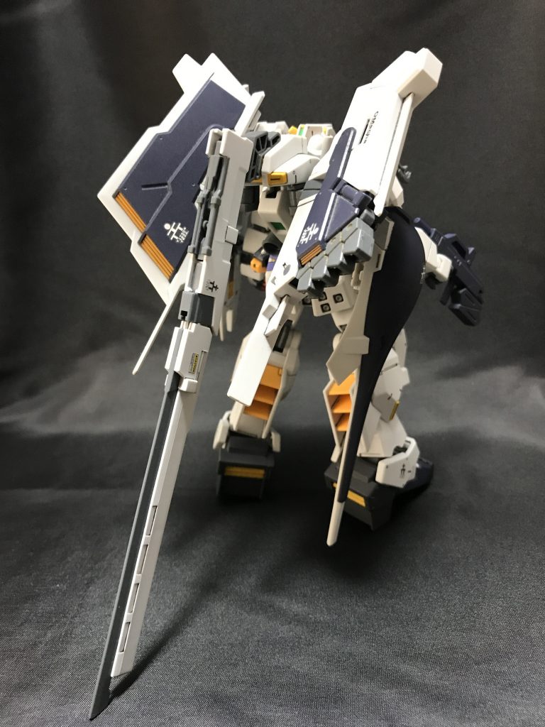 全体を後ろからヘイズルアウスラの後ろ姿に寄せようとがんばりました。ロングブレードで元の長い部分の代わりにしようと閃いた時はなかなかのアハ体験でした。フルドドの接続部は少し改造してあります。