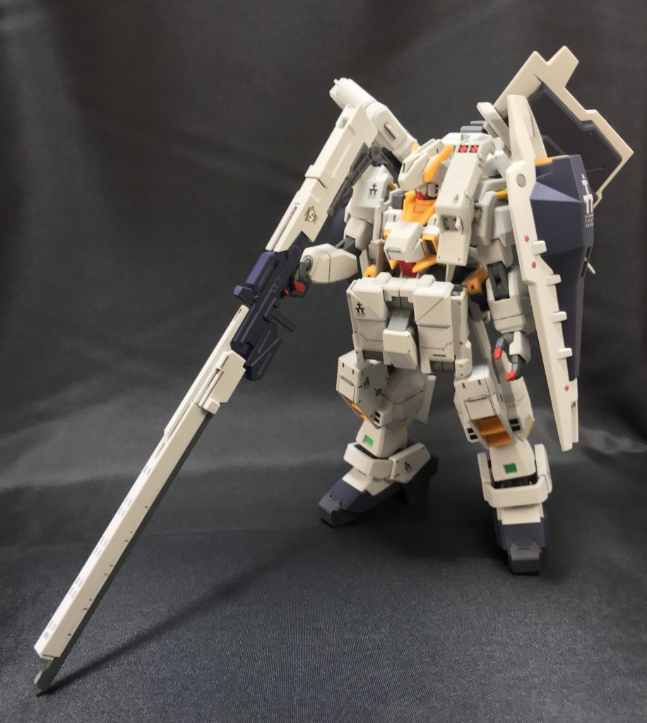 ロングブレードライフルを装備長いですよね。あと持っている手首が折れてます。たしかこの手首パーツはプリムローズに付いてた様な気がします。ロングブレードはフルドドに付いてました。アコギな事しますよね。