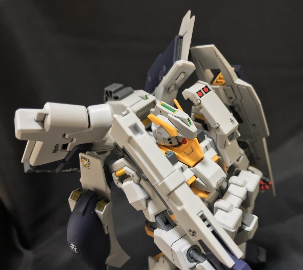 上の方から上半身のアップ