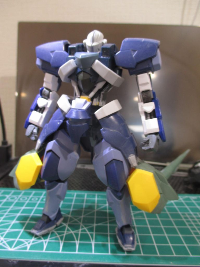 サフ前です。 ごらんの通り8割はテワイズ製MSのキットを使っています。 ほほのダクトはプラバンで作成し、腰で2㎜延長しスリッパをプラバンで囲って大きくすることで全体のバランスを整えています。