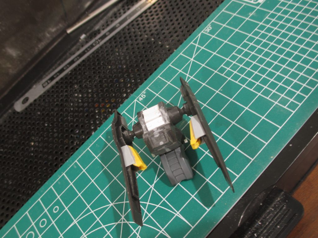 バックパックはガンダム・ヴィダールのものを流用。 背中には上昇負・・・じゃななくて阿頼耶識システムの負荷をパイロットに与えないため、生体部品を用いた効率的ですばら・・・いや外道な負荷分散システムを搭載しているという設定で箱型のディテールをいれています。このシステムの名称はカートリッジ。決して某黎明卿の開発した物とは関係ありません(⌒-⌒)