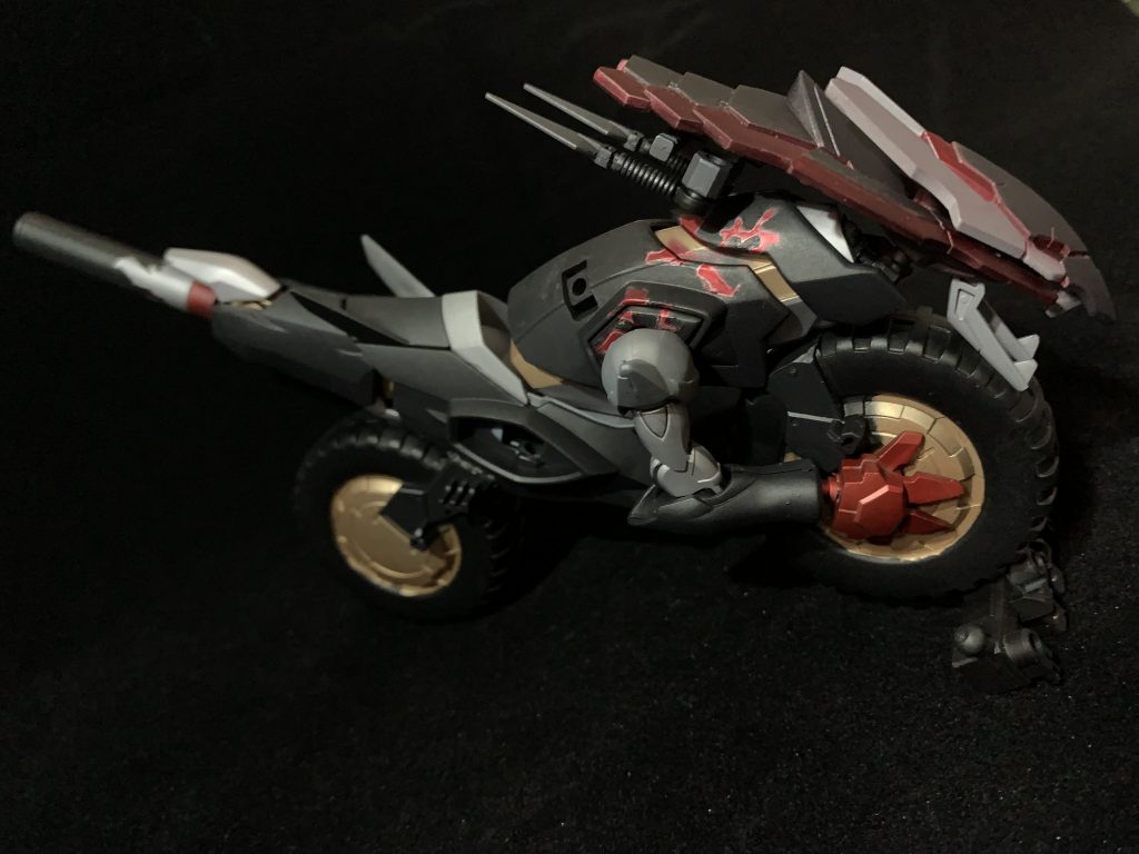 ドラグランザーやベヒーモス等のキャラクターが乗るバイクをイメージの元として製作しました。