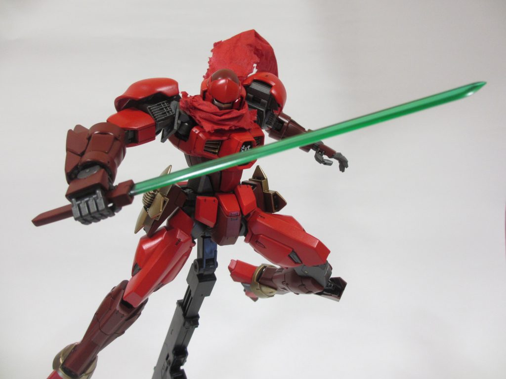 ヴェイガンスレイヤーのケン=ジツから繰り出される一撃はいかなる敵も両断するシグル・ニンジャブレードです。刀身はアクリル板からスクラッチしました。