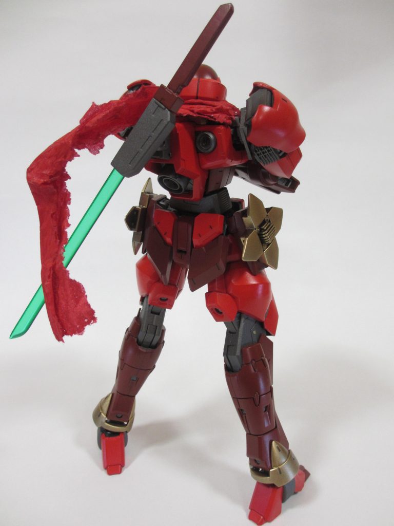 バックパックを改造してブレードは背中に付けられるようにしています。スリケンは磁石で腰に接続。マフラー?はペーパータオルから作成しました。