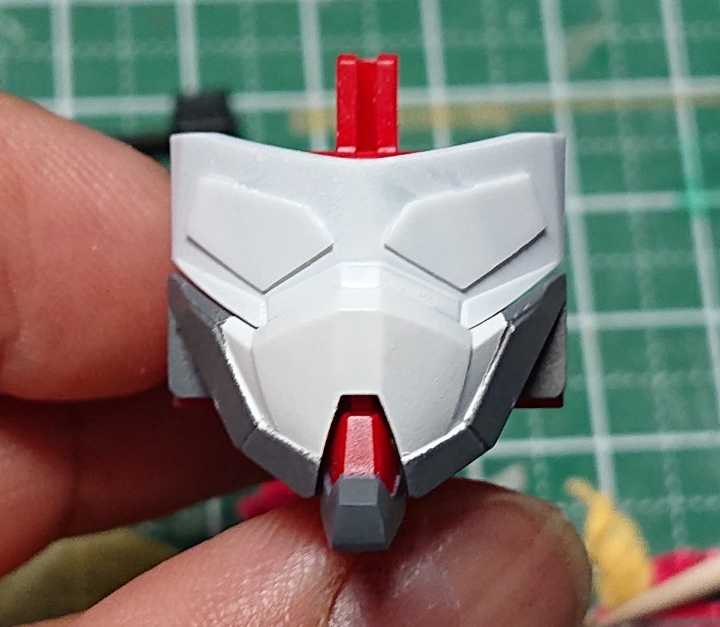 ツインアイはプラ板で新造し、周りの黒を塗装した後ラピーテープを貼りました