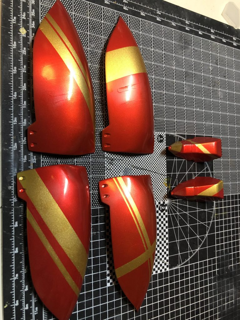 このバインダーのディテール埋めた跡が、塗装が乾くと浮き上がって来ました。何度も何度も……ここまで塗って、全部削り落として、パテ盛りして削って再度塗って……５回は繰り返しました…( ;∀;)