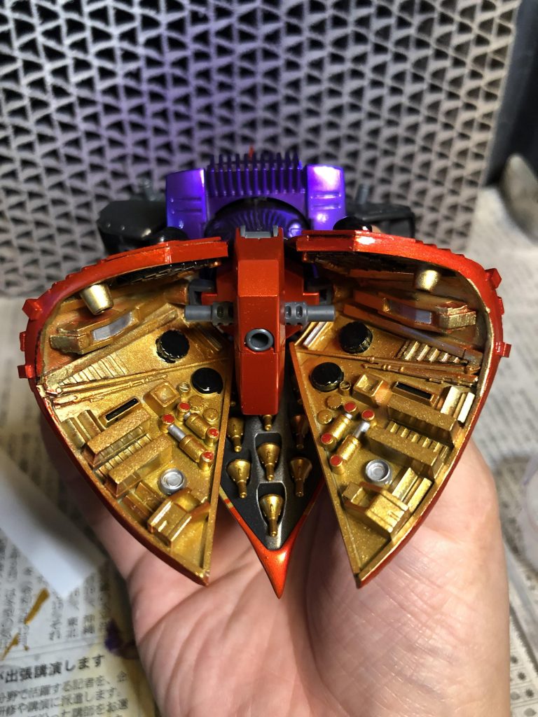 腰アーマー内部。塗分け途中です。