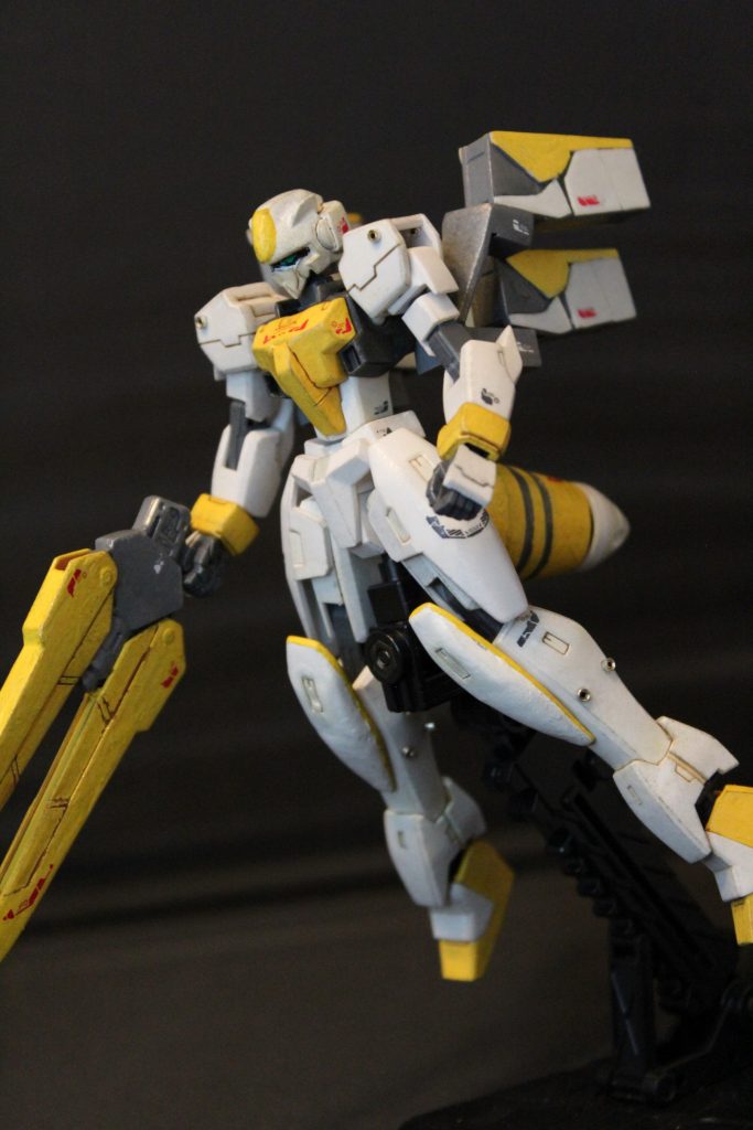 顔:GNアーチャーを小改造脚: 〃銃:ハルートのシザーライフルからニコイチバックパックアーム:ダブルオービット:サバーニャのホルスタービットを短縮したり赤色は全部無視して黄色にしてます