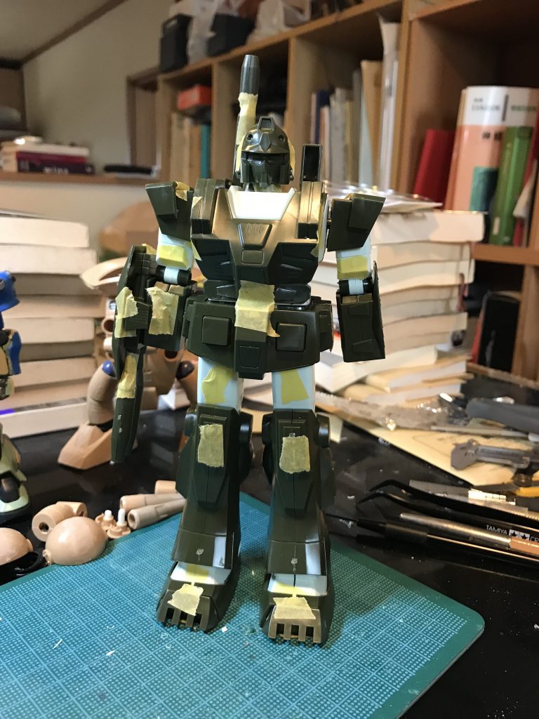 仮組み．旧キットはこんなもんですよね．上半身が太すぎ，腕が短すぎです．