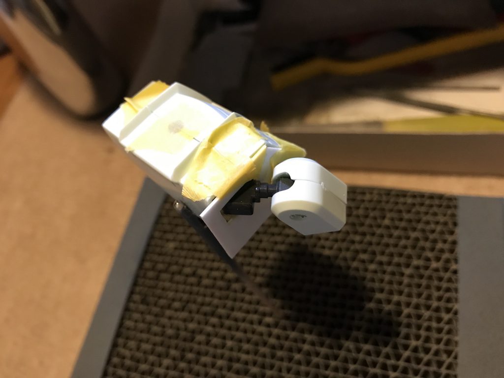 肩関節．余ってた1/144のザクのキットの関節を移植．胸にはプラ板で蓋．