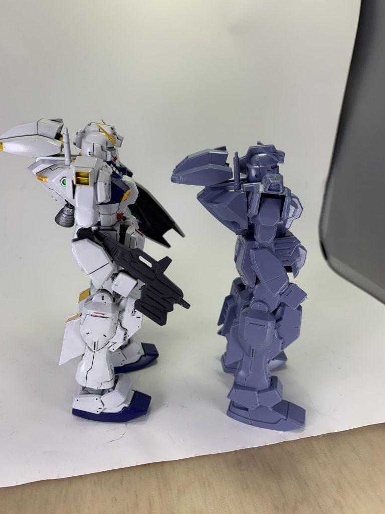 肩アーマーは中央部分が大型になるように幅増。バーニアは市販パーツ。