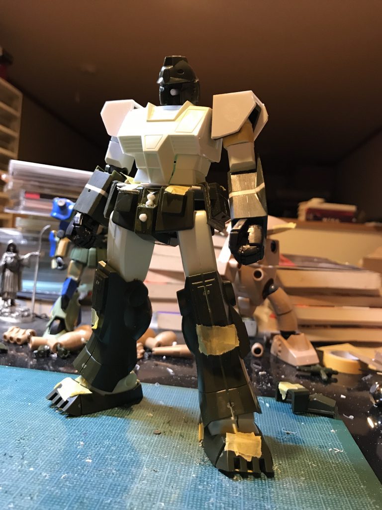 肩が小さかったので，プラ板で大型化．上腕と前腕はそれぞれ3mmプラ板で伸ばしてます．