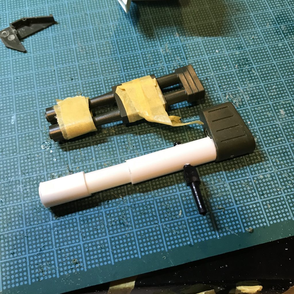 ビーム砲は尖端を切り飛ばして短めに．ロケット砲は後ろだけキットで，それ以外はプラ棒で作成．