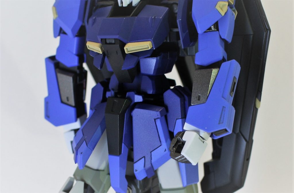 上半身は明るさの違う２つの青を使って重ね着を表現しました。重ね着の立体感を出すために、細かいですがフロントスカートにプラ板を乗せてます。