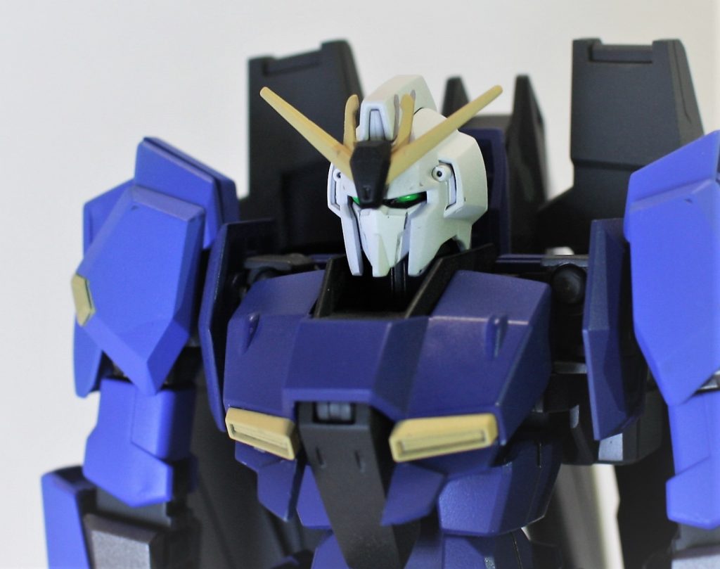 顔もダンディにみえるよう落ち着いた配色にしましたが、目だけは異国情緒を優先しました。