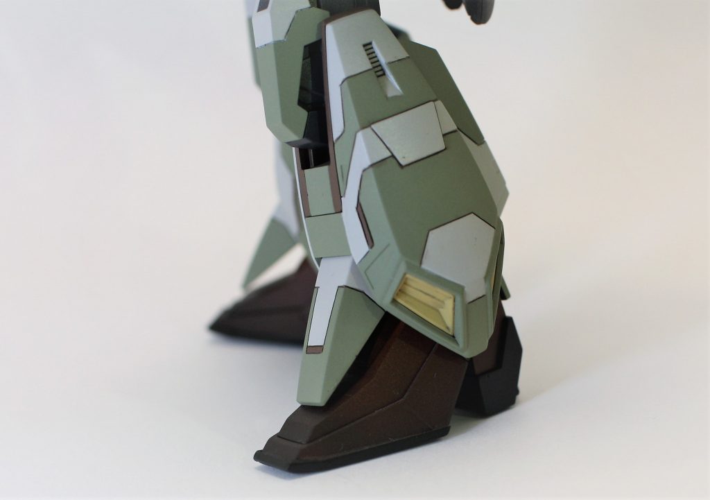 足はライトマロンとグリーンカーキのチェック柄に、栗色のストライプが入ったパンツをイメージして塗り分けました。筋彫りで境界を作って大きく２色に塗り分け、栗色は細かいディティールに置いて表現してみました。