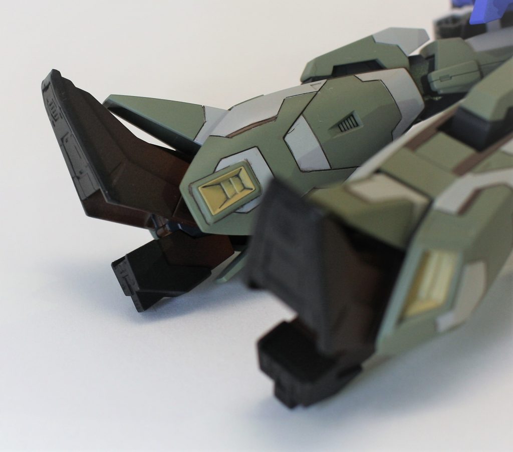 足もとはグラデーション塗装で革靴調に仕上げました。色を変えつつ４度塗り、さらに全体がつや消しトップコートなのにここだけ光沢仕上げになるよう別工程で塗ることに・・・全パーツの中で一番手間がかかってます。