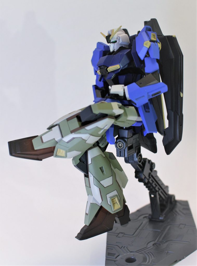 濃紺のセーターに明るい栗色のパンツ、空色のジャケットをまとったイタリアの伊達男というイメージです。オトナの雰囲気が出るように彩度を落として落ち着いた色合いを心がけました。改造は筋彫りとプラ板でのディティールアップの２点で、そのほかはHGUCのゼータをそのまま組んでます。