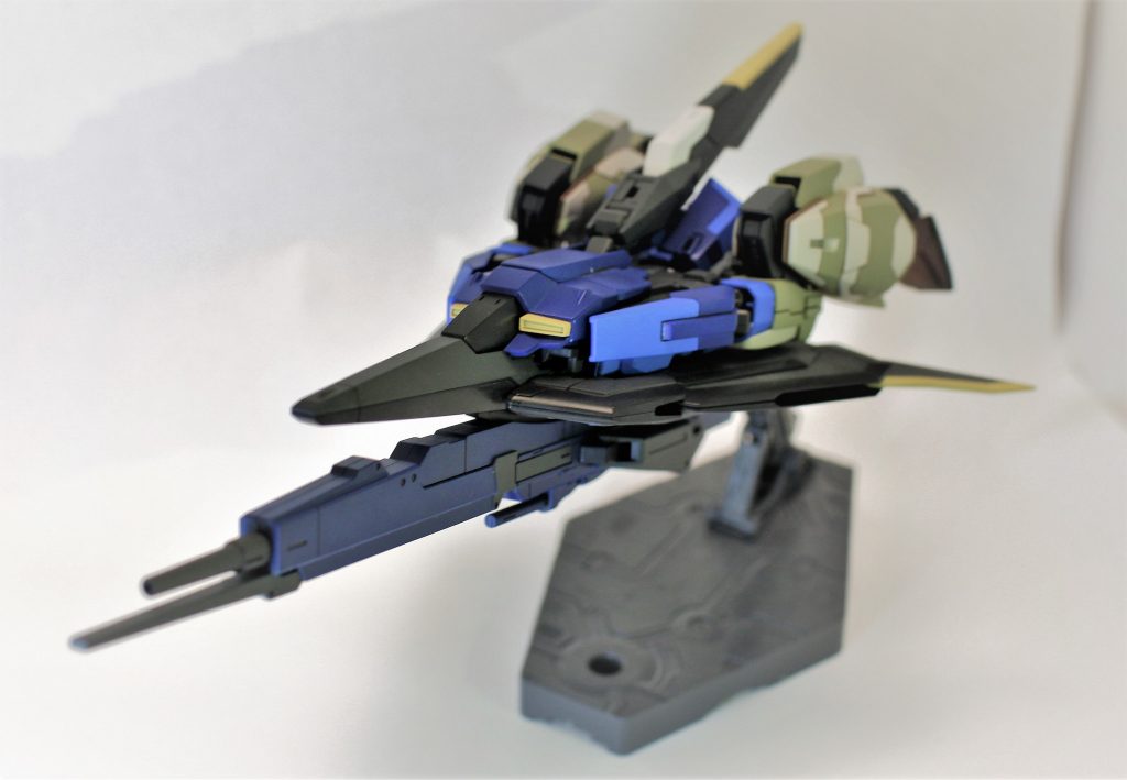 ゼータといえば変形ですね。このゼータは伊達男であり、兵器ではないというコンセプトでしたが、飛行形態ではライフルがあった方が引き締まるので搭載しました。