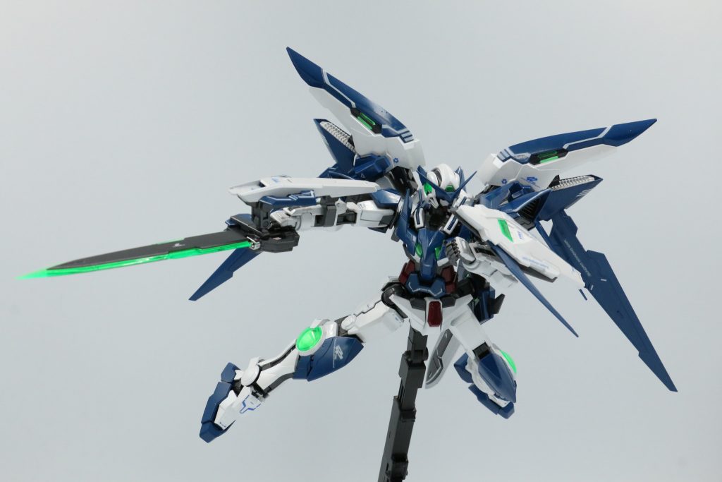アクション画像です。可動域は少なめですが、大型の装備が豊富で全体のデザインが良く、それを補って余りある良キットでした