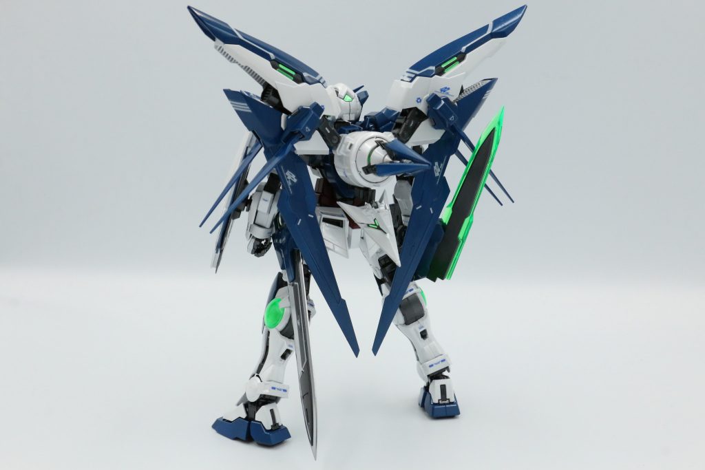 背面です。アメイジングGNブレイドの刃はMGエクシアのGNソードのメッキパーツを流用しています