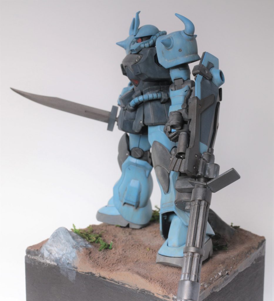 ヴィネットは100均の箱や紙粘土に情景テクスチャーペイントをこすりつけて着色して作りました。一部を岩が露出している感じにしたかったのですが、スケール感がイマイチです。1/1のそこらへんの石を狙って作ったのなら100点の出来です。細かく見ると粗い出来なのですが、今後のための学習になりました。