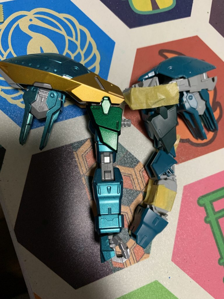 塗装した物と成型色の物の比較。いい具合に成型色に近いキャンディ塗装に仕上がったかな・・・と思います。
