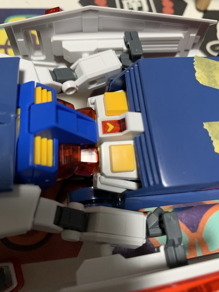 全くの無加工なんですが、EGガンダムのフンドシ中央のパーツが、旧キットGアーマーの合体用パーツの窪みにピッタリはまったのは驚きました！そのおかげでグラグラせずに下半身は箱の中でおとなしく収まってくれます。ただし、ガンダムの足首から下のパーツだけ外さないとちょっと入りません。