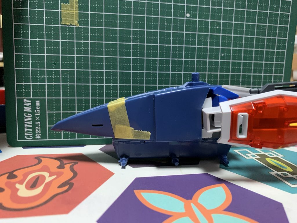 実はGブルをやろうとしても、ガンダムの上半身を固定する物がＥＧを使用すると無い為、ＥＧ用の固定パーツとして肩アーマーをキュッとハメて固定するパーツをプラ板で作って取り付けました。これと下にキャタピラの台座パーツで背中を支える形で固定できます。加工はこれくらいしかしてません。