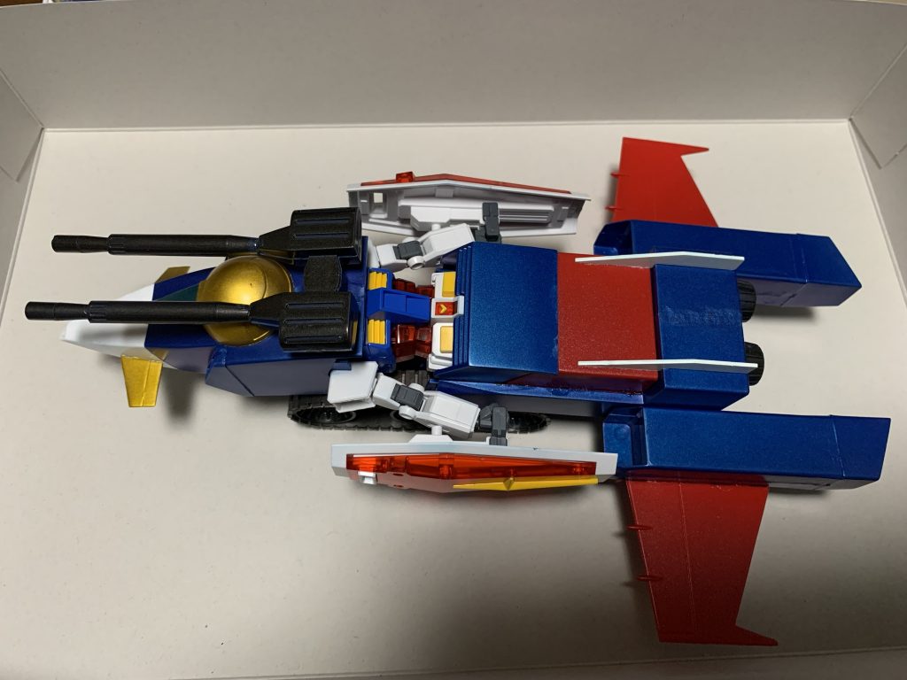 ＥＧガンダムの足首から下を外すだけでスッポリ収まります。ＥＧガンダム２キット使用してシールドも２つ用意しました。上半身の固定は別の写真で説明。