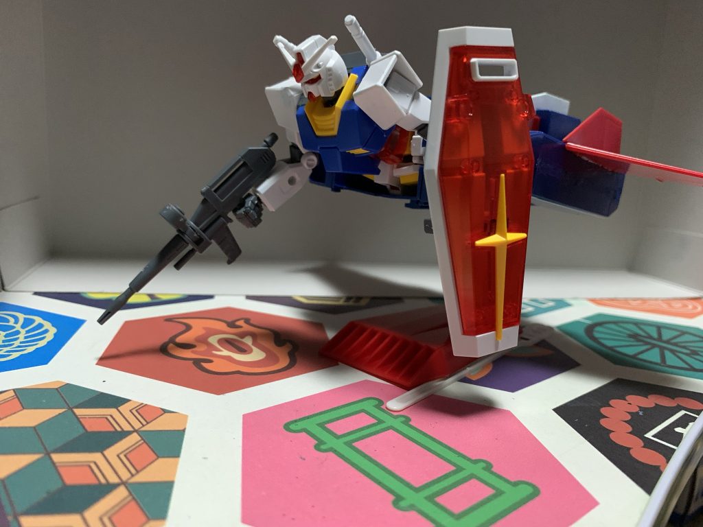 ガンダムスカイも再現できます。といっても下半身を箱の中に入れてるだけって感じですが。でもＥＧが上半身をグイッと反る事ができるのでいい具合にガンダムスカイになってくれます♪