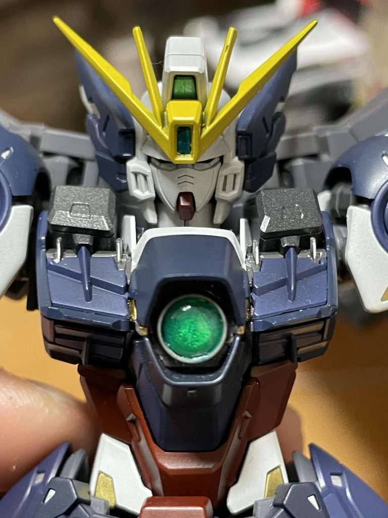 胸のコア（？）はクリアパーツだけでは面白くなかったのでディテールアップパーツを使用しました。