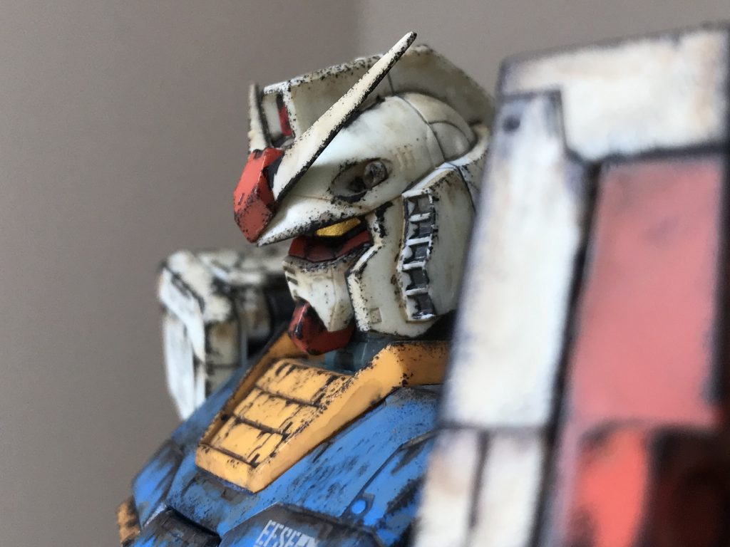 ツインアイは付属シールを切り抜いて使用。