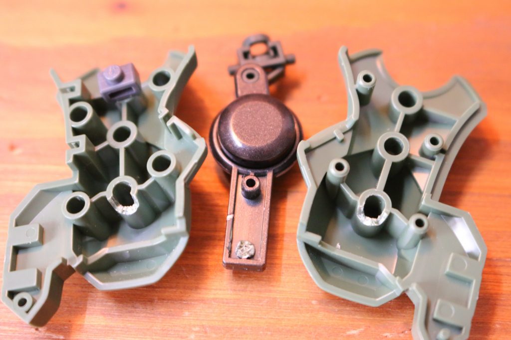 【後ハメ加工】　脚部を塗装のために間接パーツを後ハメできるように加工しました。前回のMG GP01に引き続き、後ハメ加工を積極的にやっていきます。この手の作業はコツと経験ですので、数をこなさなくてはいけません…　今回はシンプルに、ダボとでっぱりを削るだけの簡単作業でした！