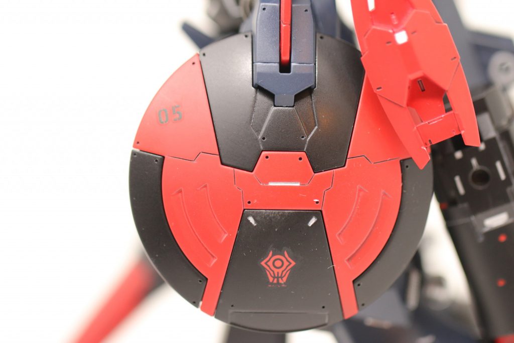 【シールド】　キットと同じカラーリングにしました。デカールも組み合わせ、なんとなく「それっぽい」デザインにしています。　しかし、30MMのデカールって、設定が分からないと判別難しいですね。悪役っぽいデカールを選んでます。