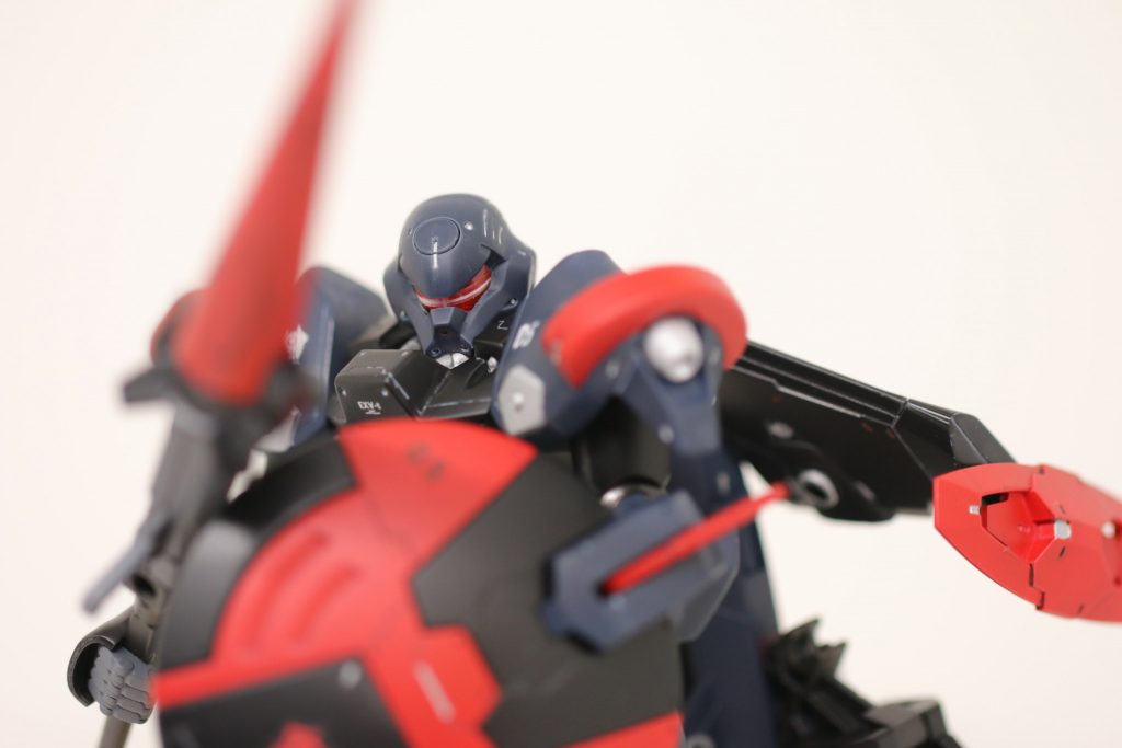 【カラーリング】　カラーは【ブラックシャドウ】と【ブラック】、【MSレッド】にしました。いわゆる悪役カラー。イメージとしてはVガンのゾリディアに近いですかね。　統一感とアクセントのあんばいが難しく、ちょっと全体的に押しが強い色になっちゃいました。でも、これはこれでありかな、と個人的には思います(^_-)