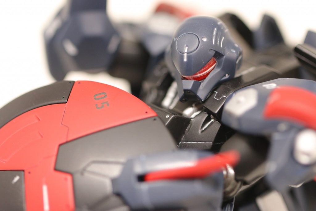 【頭部アップ】　塗装のために、クリアパーツのカメラだけマスキングしました。部分塗装はシルバーとフラットレッド。黒い箇所のスミ入れはライトグレイでしております。　そして、何度やっても黒以外にスミ入れがうまくいきません…