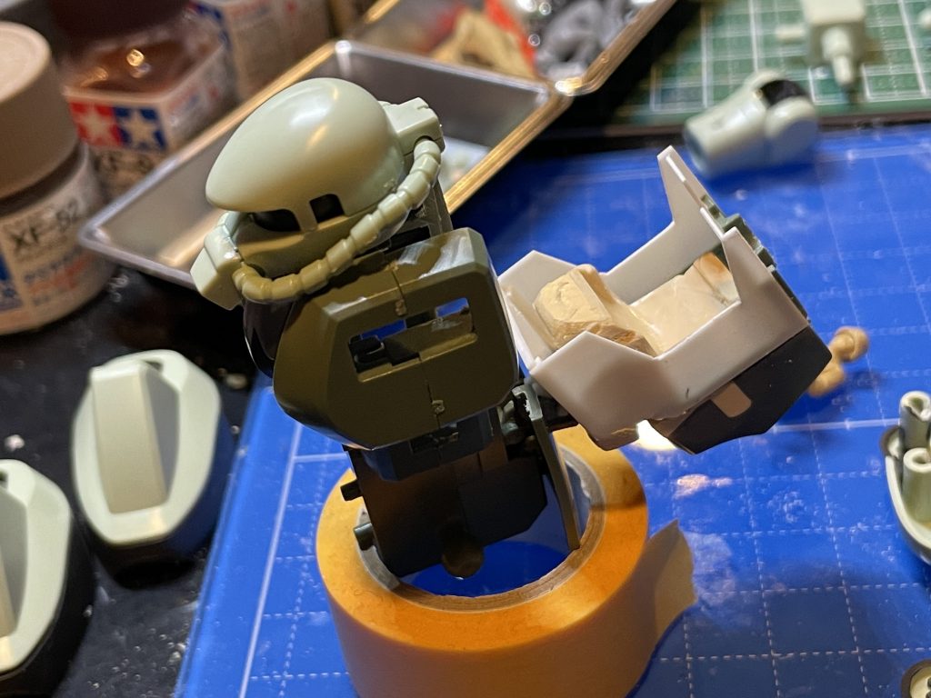 腰のバズーカラッチの可動部位を利用して，コクピット開閉可能．