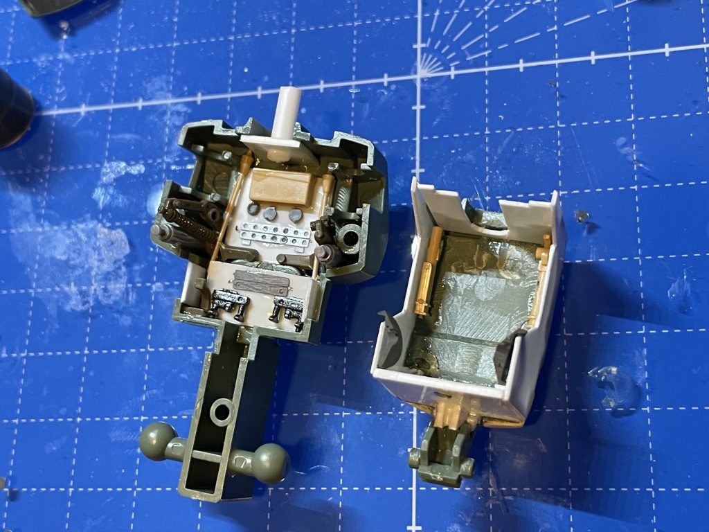 胴体内はほぼコクピットですね．ジャンクパーツを適当に貼り付け．