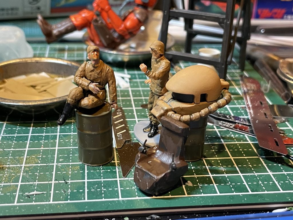 ザク頭の1/48の人との対比はこんな感じ．「おい軍曹，ザクの頭早く接続しろ」「えー，今ですか？ヒック」「まさか飲んでるのか？？」