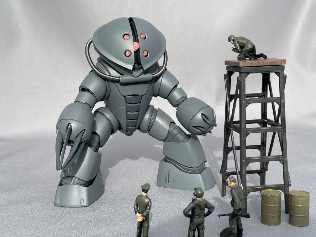 「大佐殿!新造MSのアッガイです.敵基地潜入用の隠密性索敵性を重要視した新型です!開発部が新規採用を求めております.」「またけったいな形のMSやなぁ.ズゴックでええんやない?」「通常のMSと異なる5眼(ペンタアイ)で,なんと20km先のギャルのスカートの中も観察できます!!」「...よし,採用!!!」