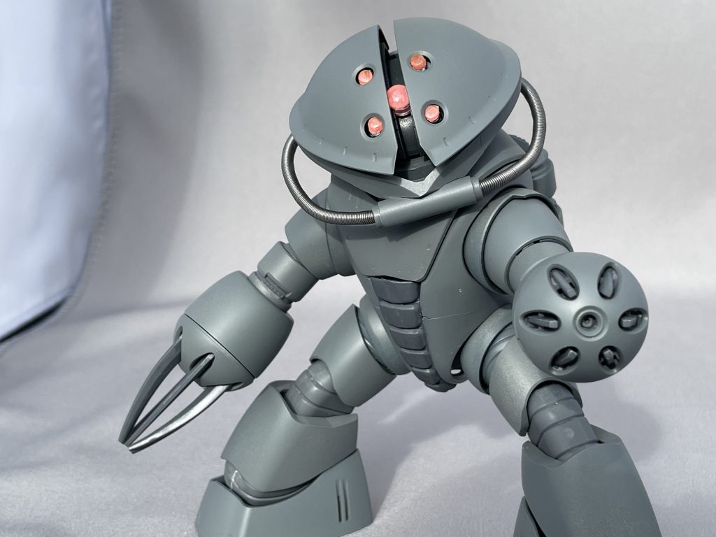 偵察用ということで,頭部を上下に薄くして,バルカン穴をカメラっぽくしてみました.口が気に入らないのでパイプ加えさせました.ボディは前方を縦に薄くして前屈みになるように.手足はそのまま.色は日本海軍の軍艦色.