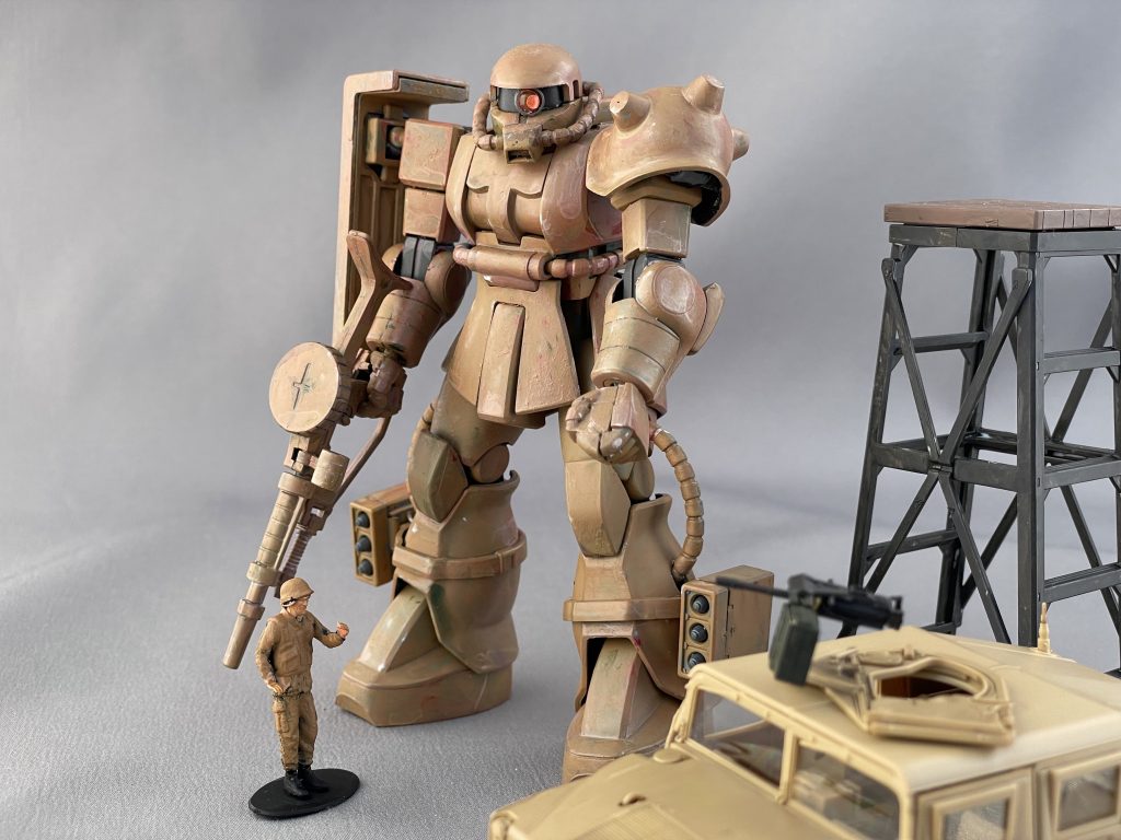 出撃準備完了！肩のスパイクはトゲトゲがあんまりなので，尖端を削りました．テトラポットみたい．手はパテを盛ってしっかり握ったグーにしました．色は米軍だからサンドイエロー．