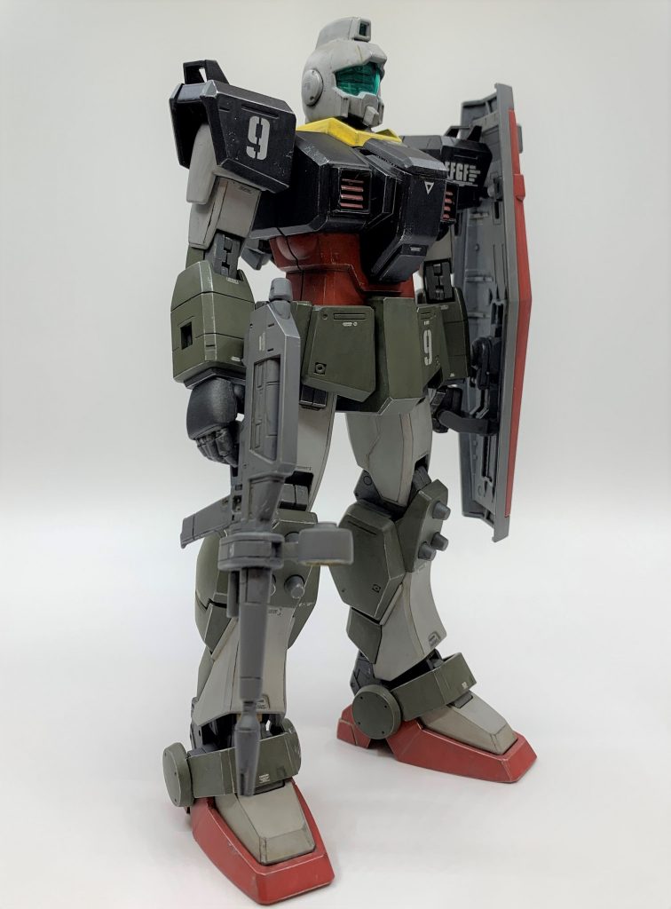 緑一色の成形色をわざわざノーマルカラーに塗り替える気は起きず、色々とカラーリングに悩んだ末、リアルタイプガンダムカラーで塗ってみました。きっとカッコイイはず！と勢いで塗ってみましたが、想像通りしっくりきて満足です。